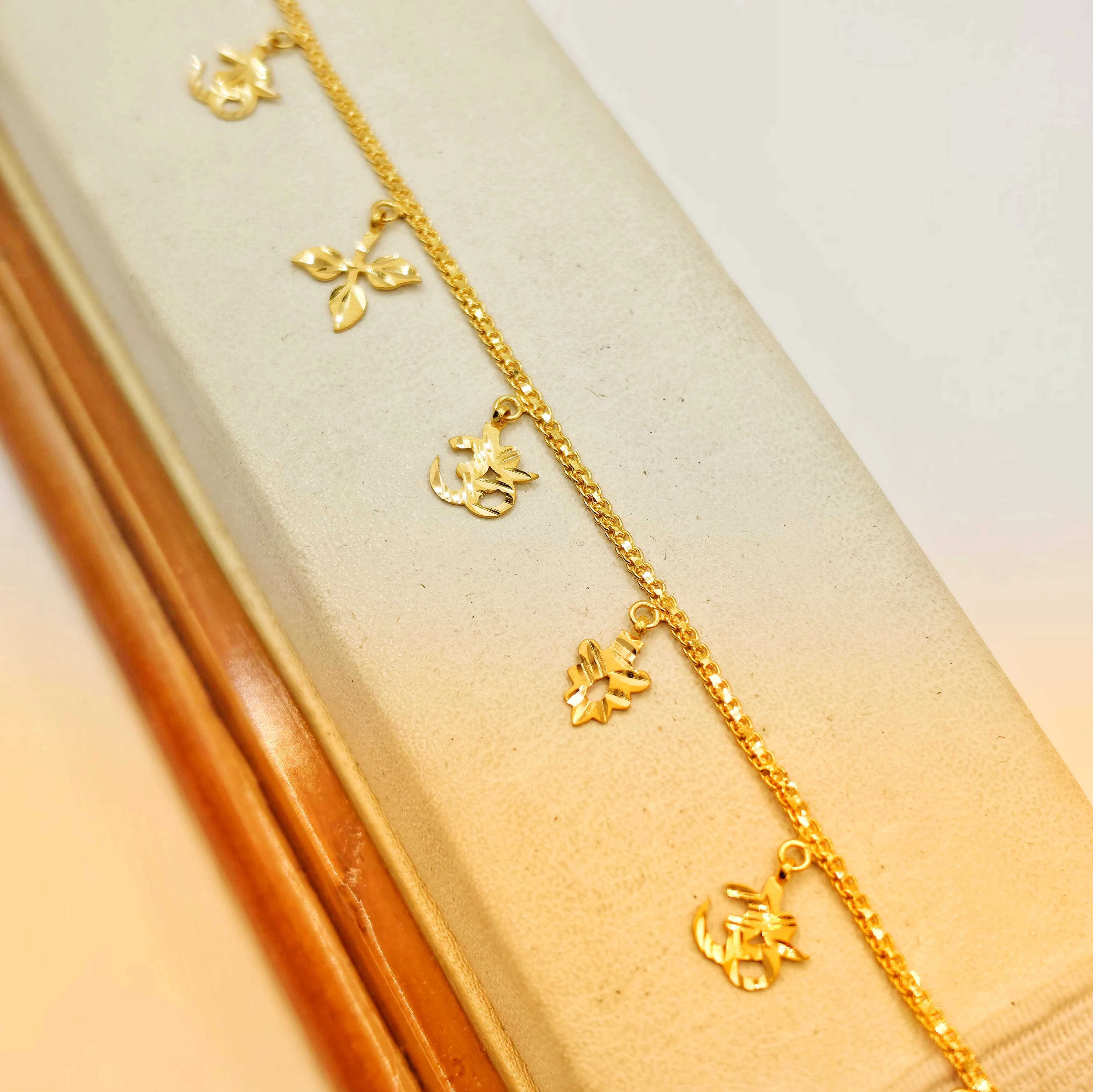 BELPATA OM CHARM WRISTLET