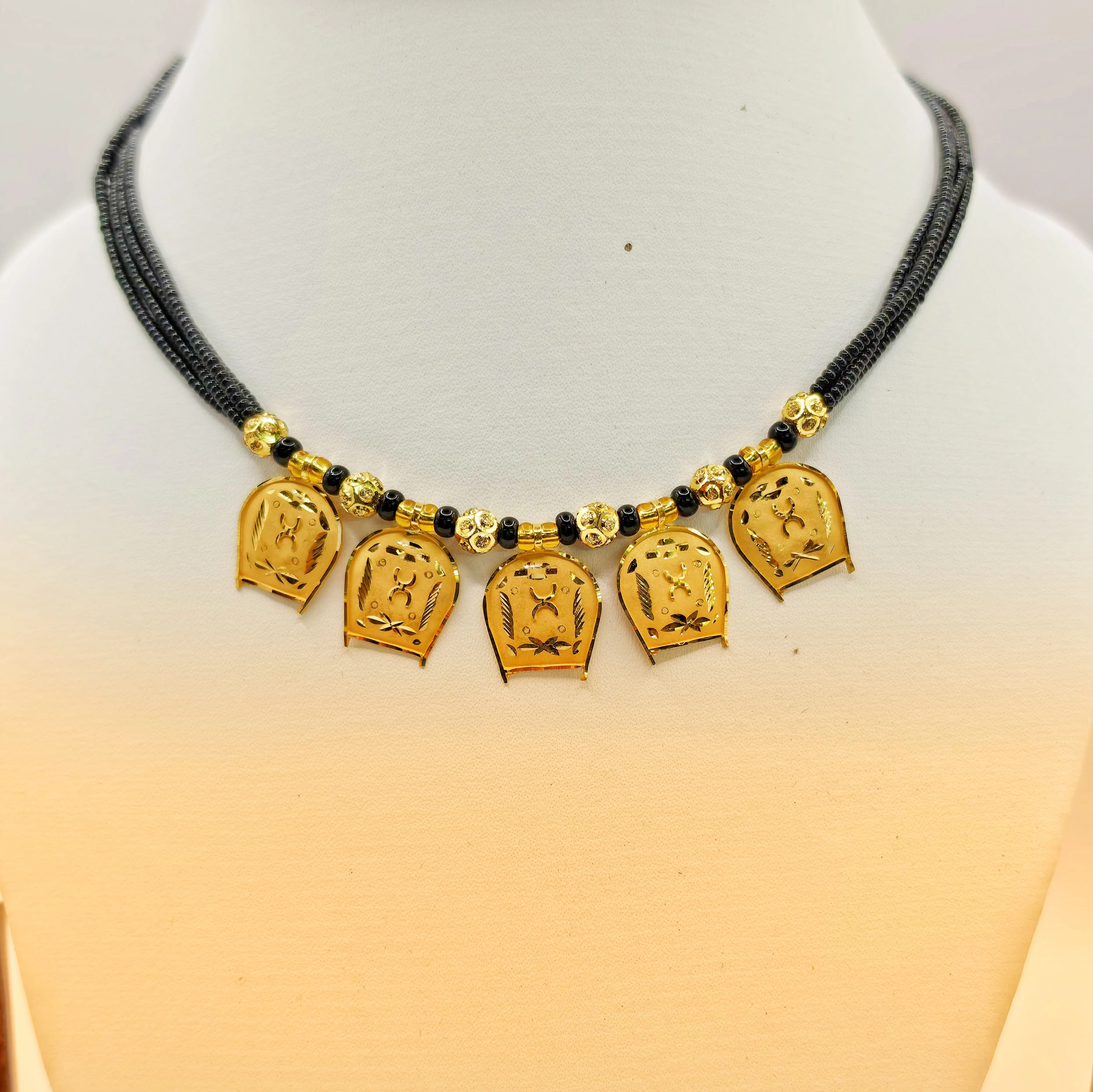 Sophisticated 22K Gold Black Shelly 5-Piece "Kulo" Necklace