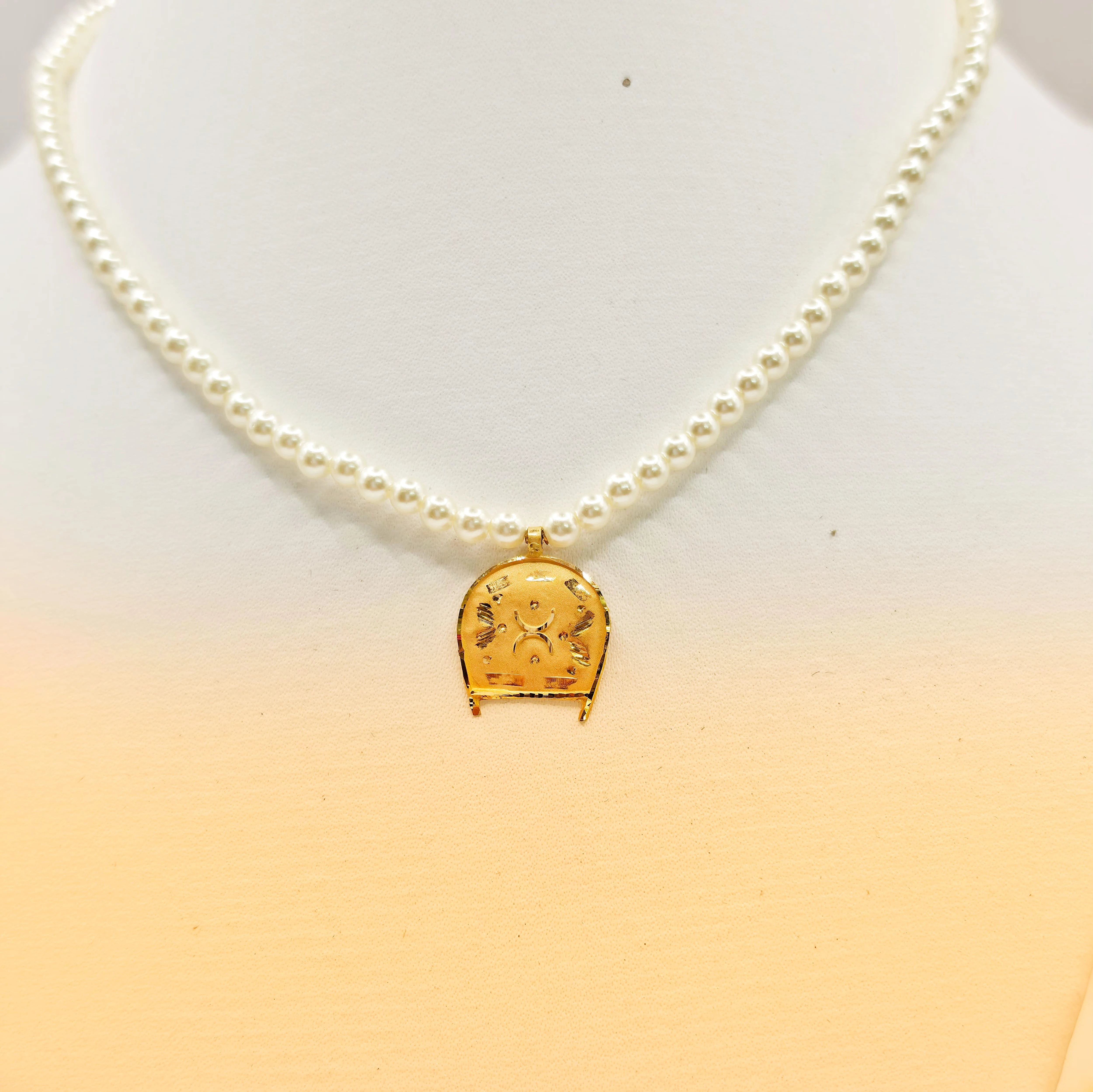 Graceful 22K Gold White Shelly Single "Kulo" Necklace